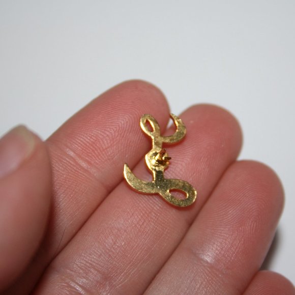 Vintage gold Lioness Club Lapel pin .75" - Picture 3 of 5